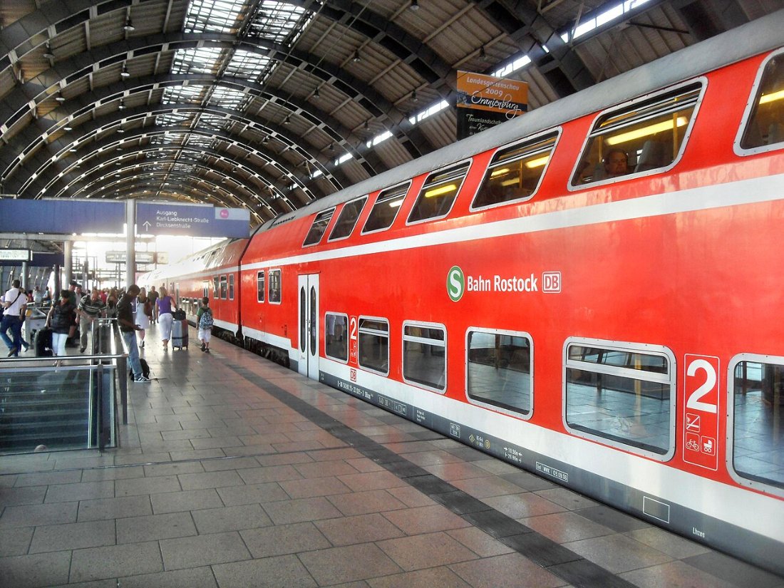 Berlin Bahnhof Alexanderplatz auf Bahnsteig zu Gleis 2 Richtung Westkreu