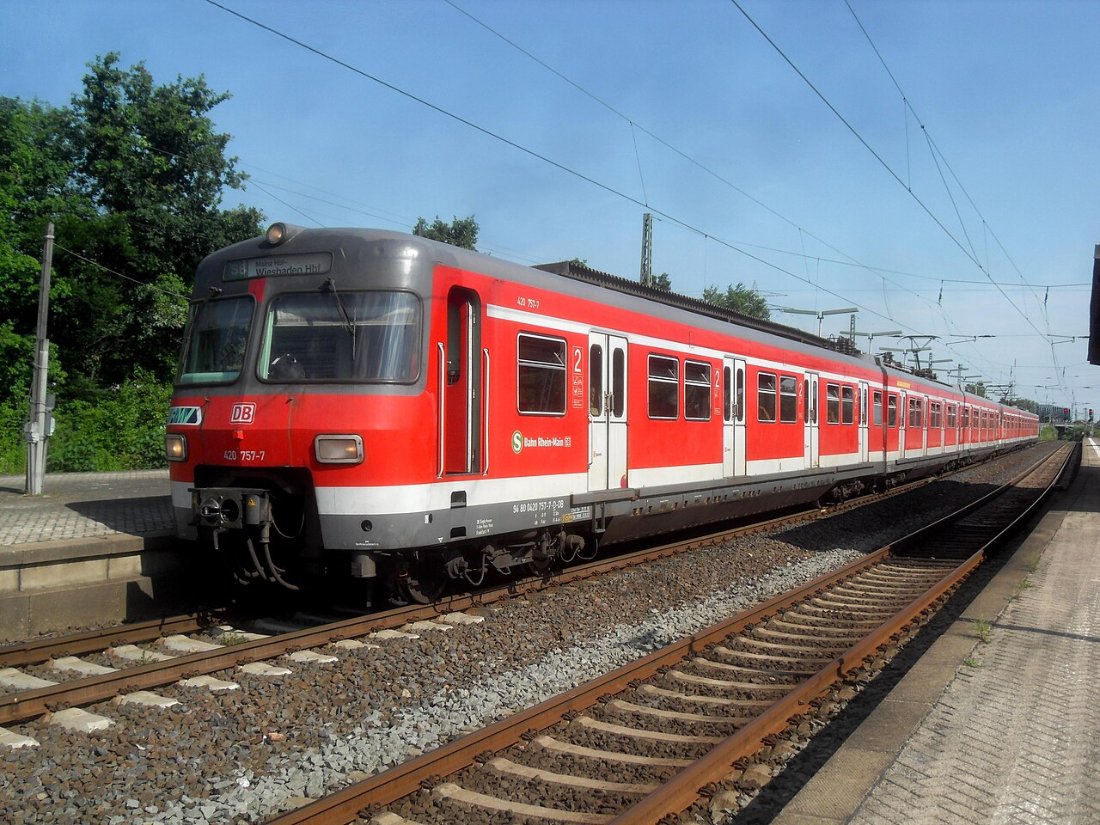 Wiesbaden Bahnhof Wiesbaden Ost auf Bahnsteig zu Gleis 3 Richtung Mainz 