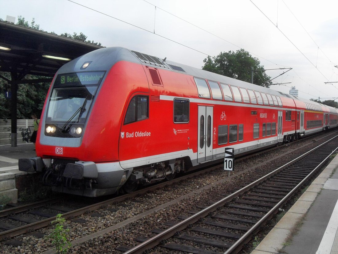 Berlin Bahnhof Berlin Charlottenburg auf Bahnsteig zu Gleis 3 Richtung W