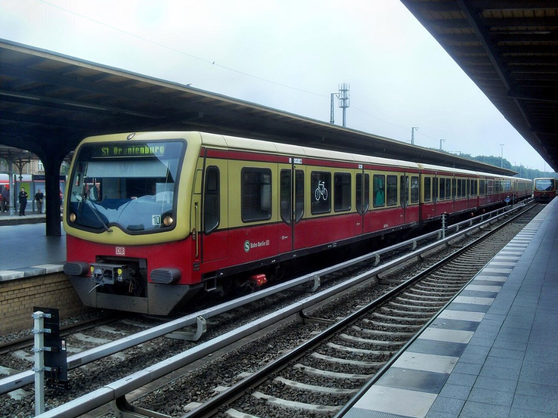 Berlin Bahnhof Wannsee auf Bahnsteig zu Gleis 2 S Bahn Berlin DBAG Baure