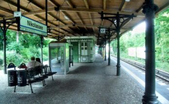 Berlin Bahnhof Berlin Nikolassee auf Bahnsteig zu Gleis 1 Richtung Wanns