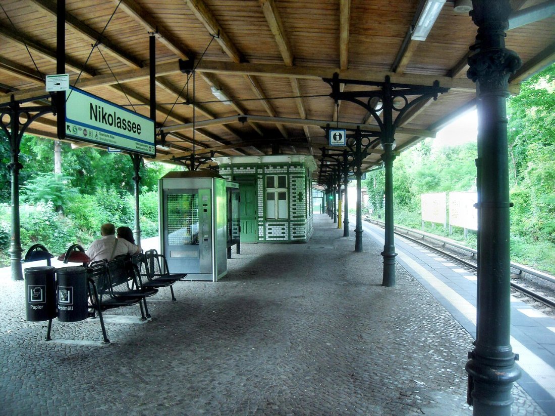 Berlin Bahnhof Berlin Nikolassee auf Bahnsteig zu Gleis 1 Richtung Wanns