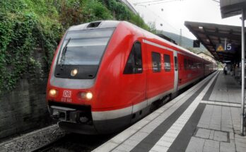 Neustadt (Weinstraße) Hauptbahnhof auf Bahnsteig zu Gleis 5 Richtung Kai