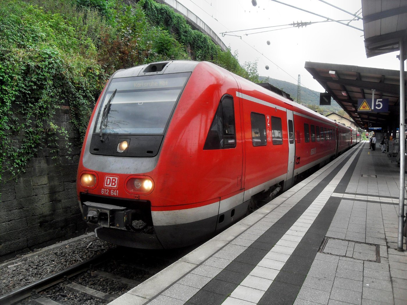 Neustadt (Weinstraße) Hauptbahnhof auf Bahnsteig zu Gleis 5 Richtung Kai