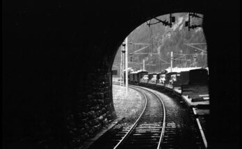 Mallnitz Tauerntunnel, vom Zug aus auf Güterwagen mit Autos, im Tunnel L