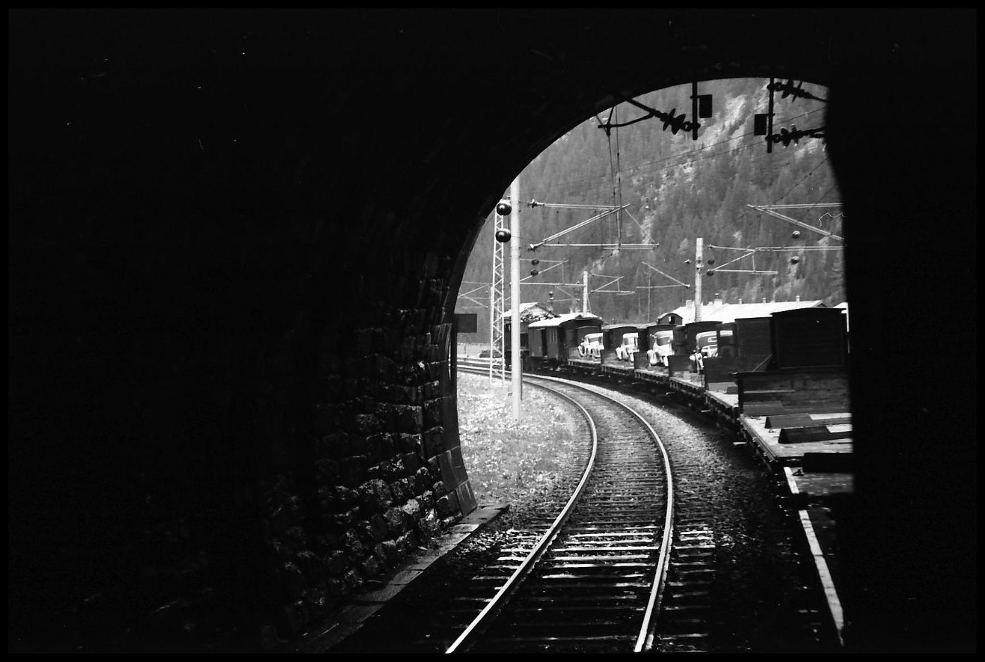 Mallnitz Tauerntunnel, vom Zug aus auf Güterwagen mit Autos, im Tunnel L