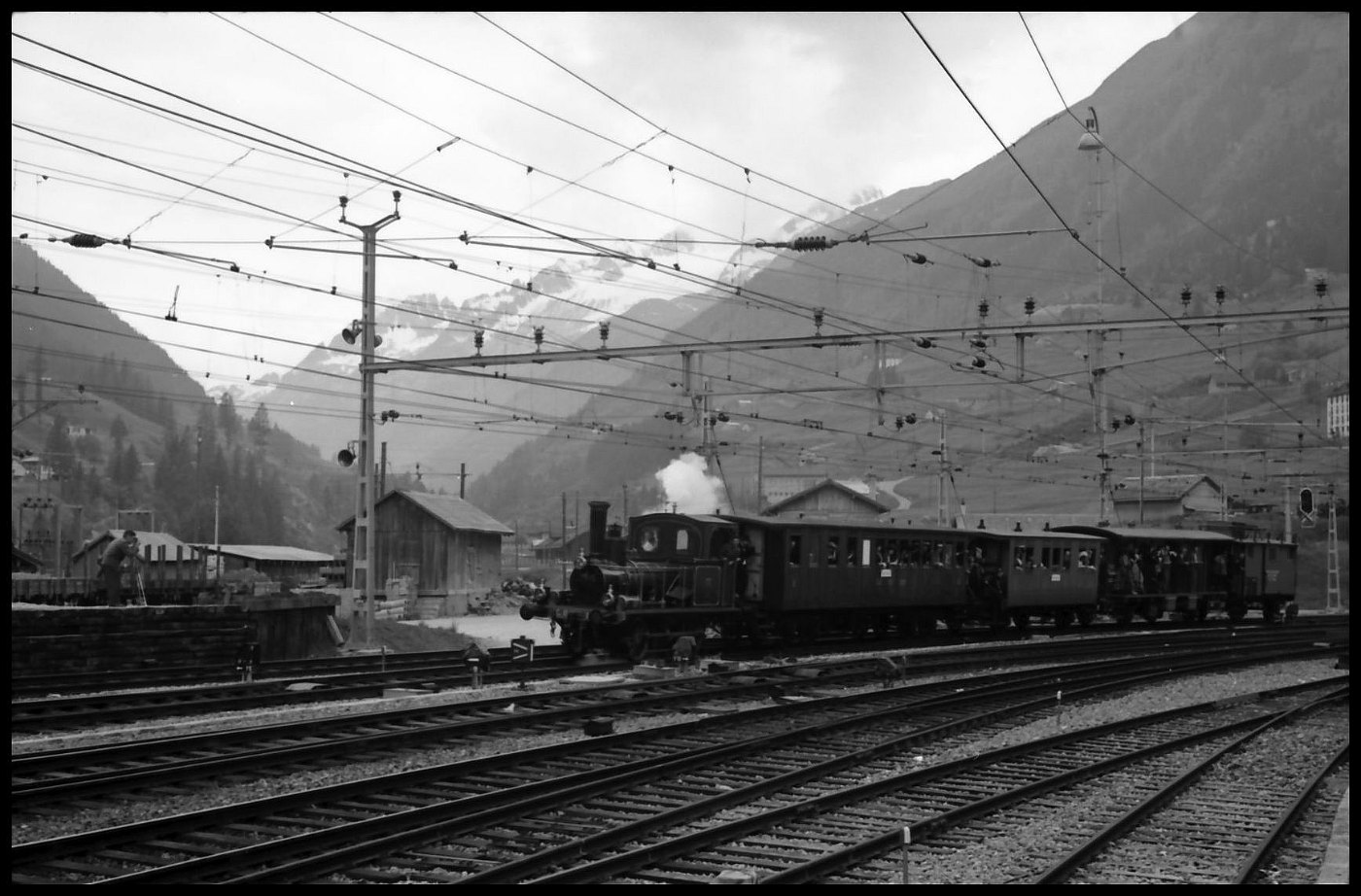 Airolo Autotransport durch den Tunnel (Airolo historischer Zug in Fahrt 