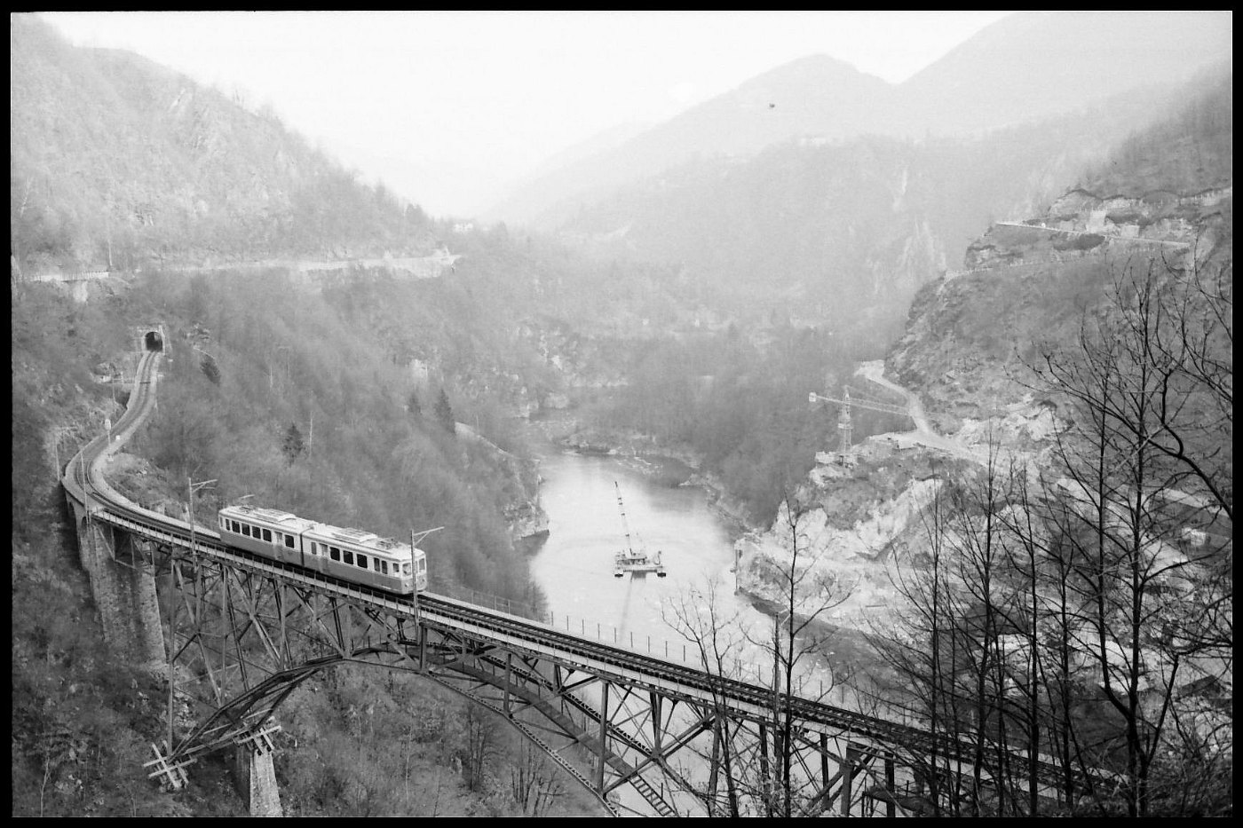 Camedo Bahnviadukt und Tunnel, mit Zug LABW Staatsarchiv Freiburg W 134 