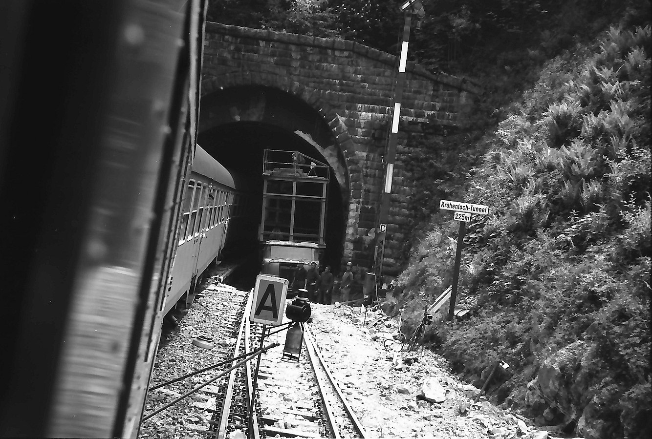 Tunnelstrecke mit Zug; Tieferlegen eines Gleises (am Krähenloch Tunnel) 