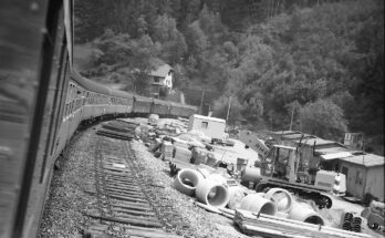 Tunnelstrecke mit Zug; Tieferlegen eines Gleises (wahrscheinlich am Farr