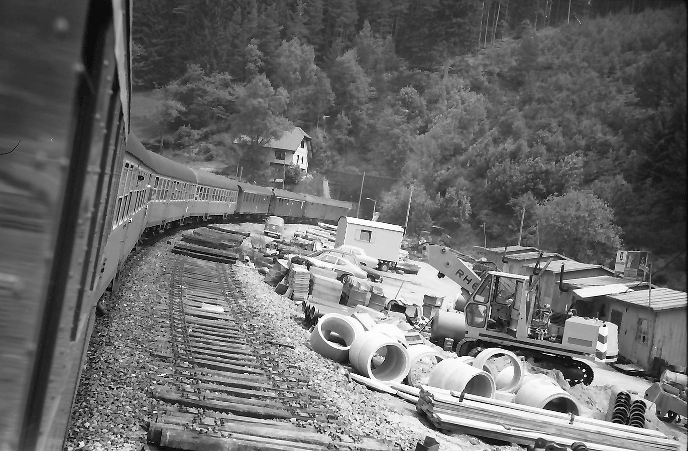 Tunnelstrecke mit Zug; Tieferlegen eines Gleises (wahrscheinlich am Farr