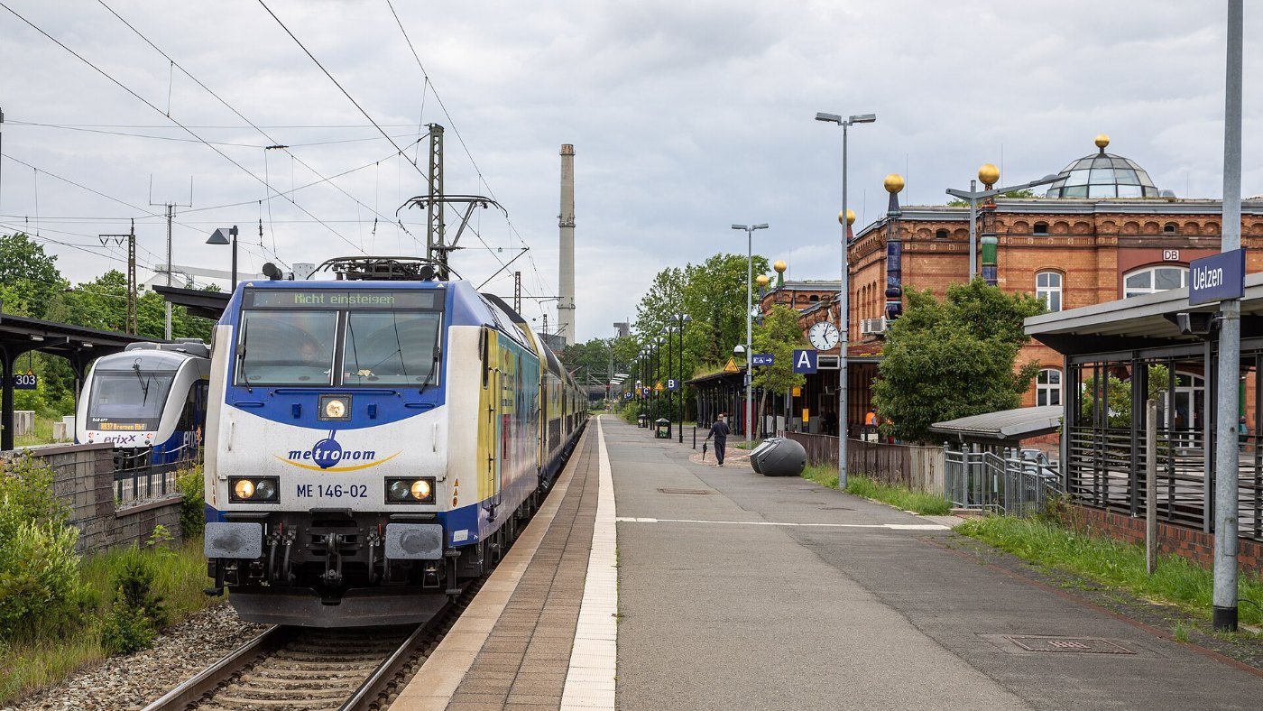 Metronom von ME 146 01 geführter Regionalzug im Bahnhof Uelzen (2017)