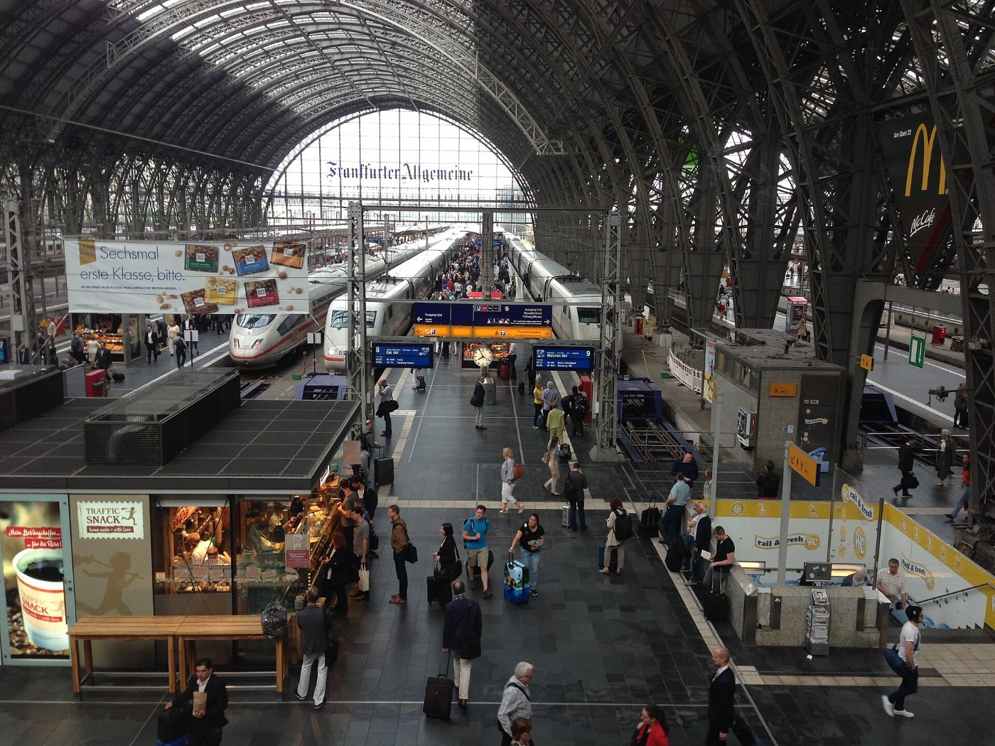 Frankfurt Main Hbf Halle mit 3 ICE Zügen