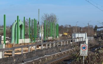 Zug der S Bahn Mitteldeutschland in Baustelle des Haltepunktes Leipzig A