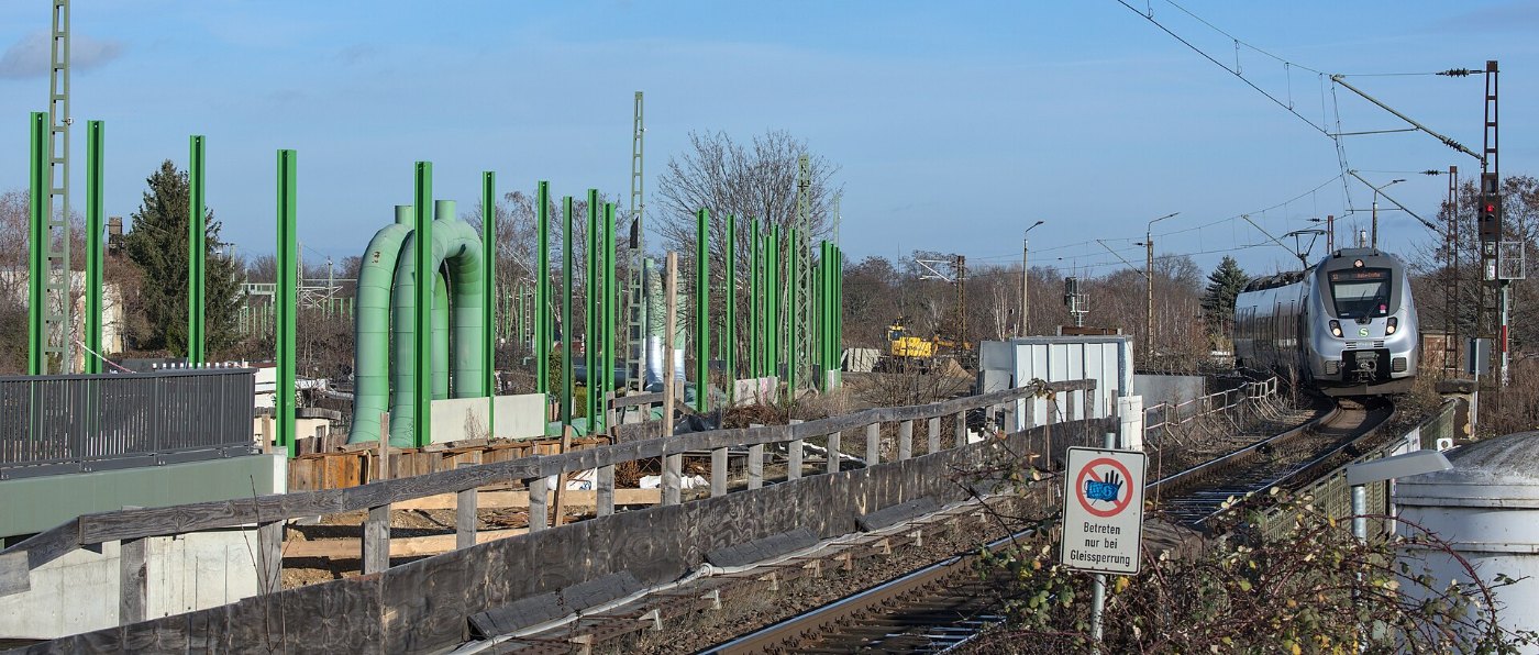 Zug der S Bahn Mitteldeutschland in Baustelle des Haltepunktes Leipzig A