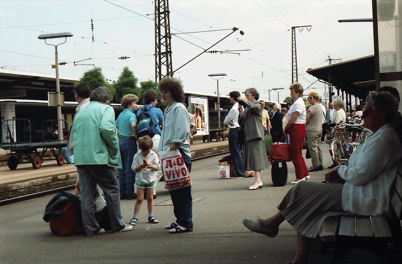 Freiburg wartende Reisende auf Bahnsteig 1 LABW Staatsarchiv Freiburg W 