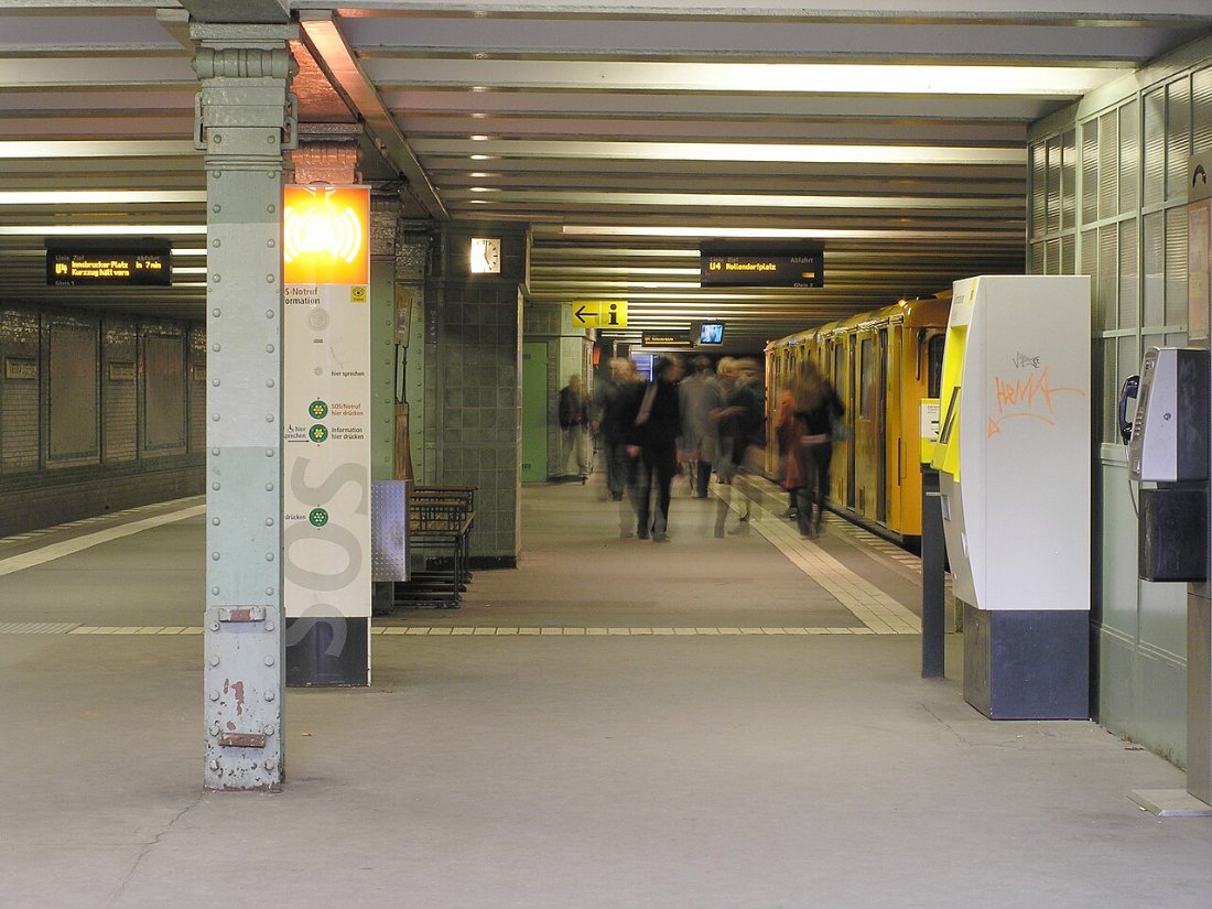 Berliner U Bahnhof Viktoria Luise Platz (Zug Richtung Nollendorfplatz)