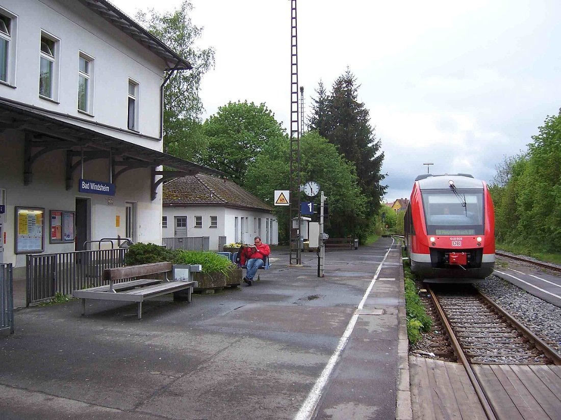 Bad Windsheim (Mittelfranken), Bahnhof (Bahnsteig 1 mit einfahrendem Zug