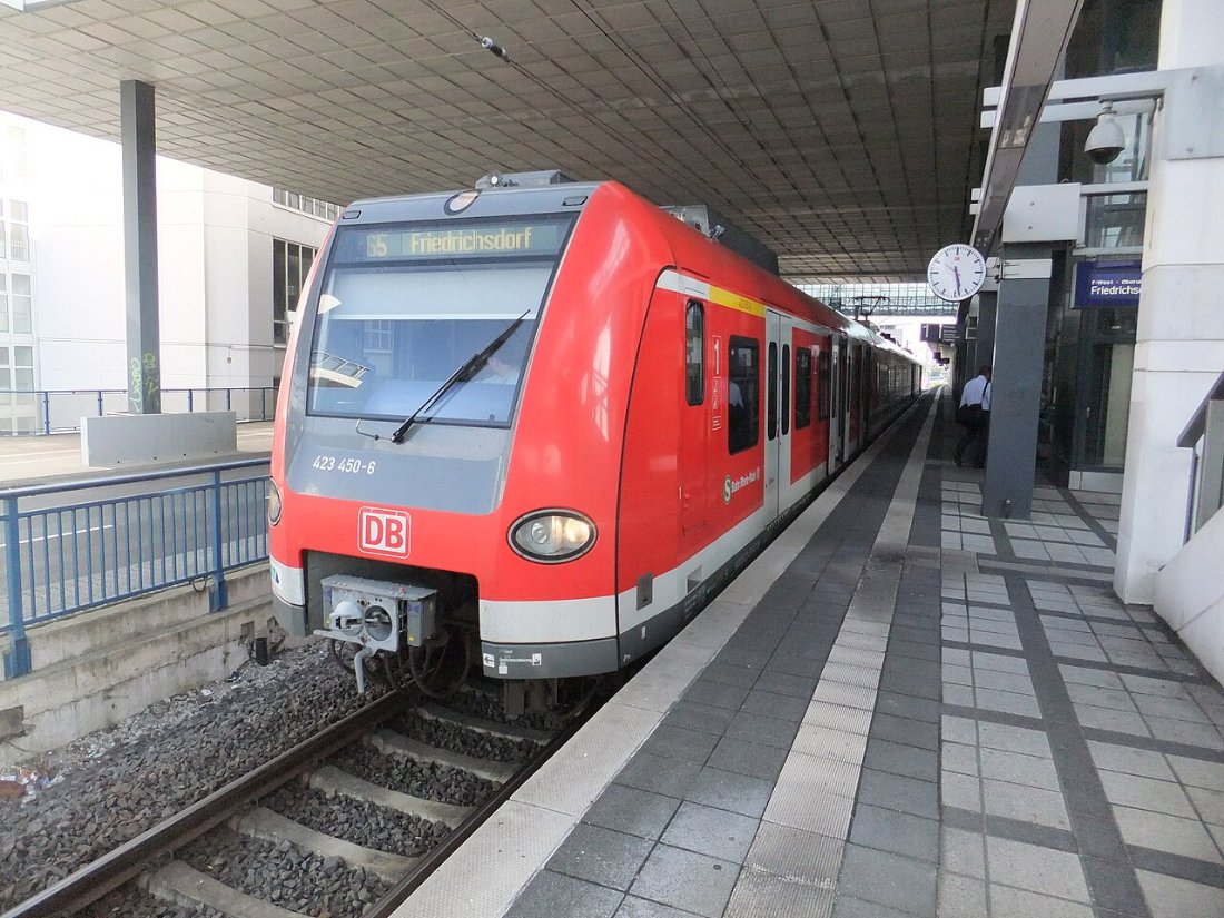 Frankfurt am Main Bahnhof Messe auf Bahnsteig zu Gleis 2 Richtung Frankf