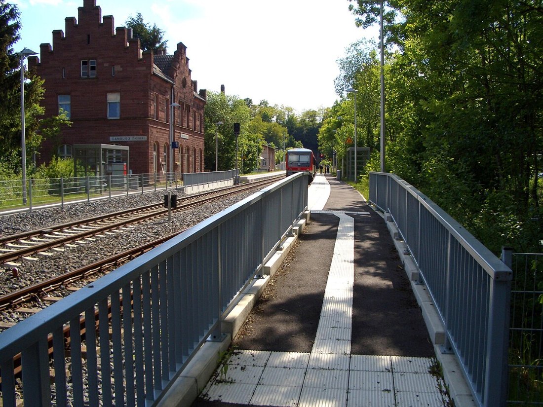 Bahnsteig Bahnhof Gamburg
