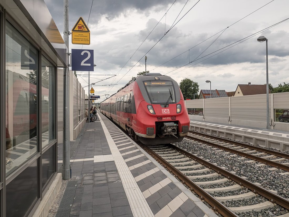 Zapfendorf Bahnsteig DBAG Class 442 270 RM