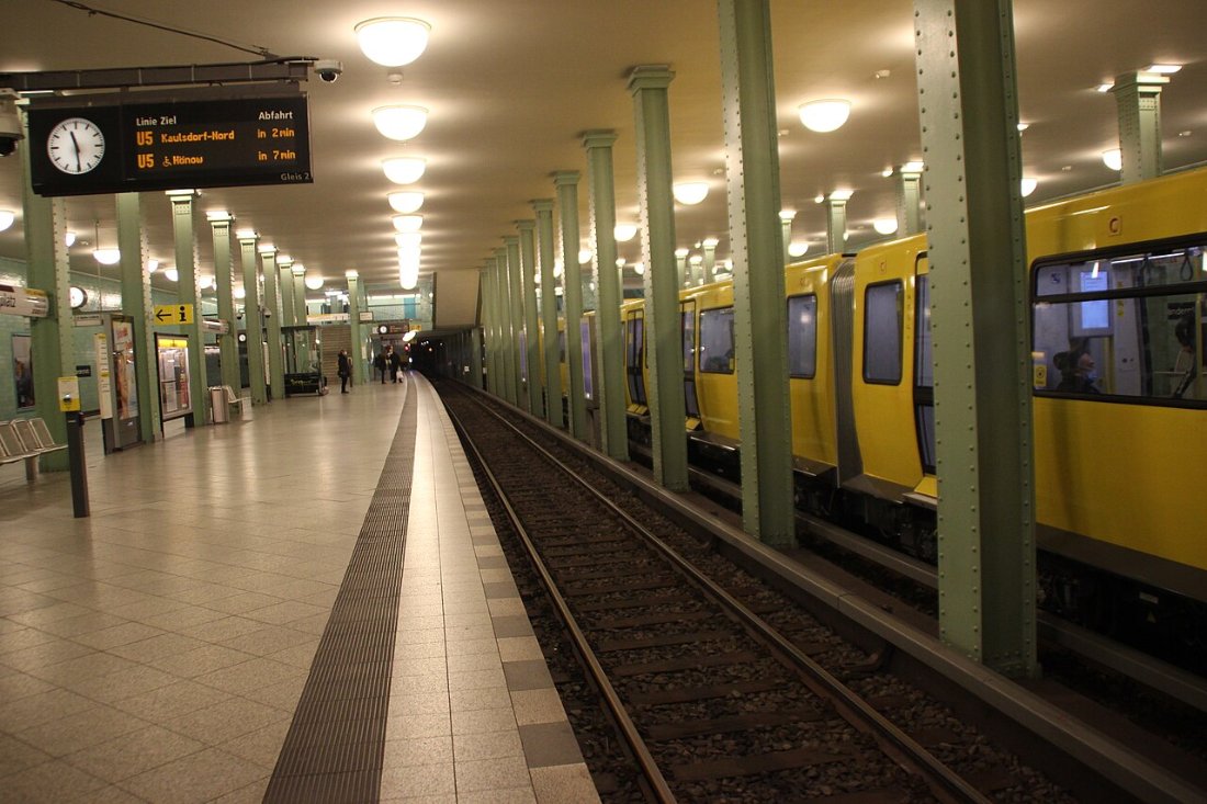 U Bahnhof Alexanderplatz U5 Bahnsteig