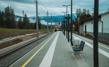 Bahnhof Bad Mitterndorf einfahrender Zug Bahnsteig 1