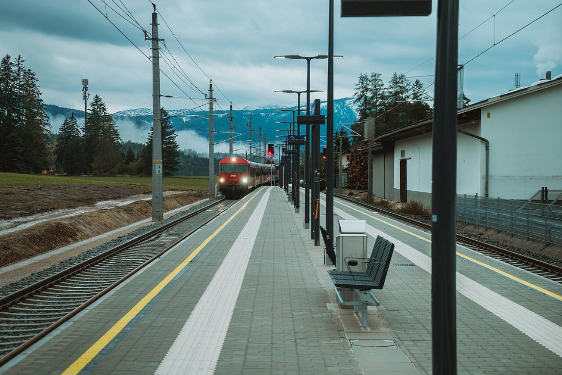 Bahnhof Bad Mitterndorf einfahrender Zug Bahnsteig 2