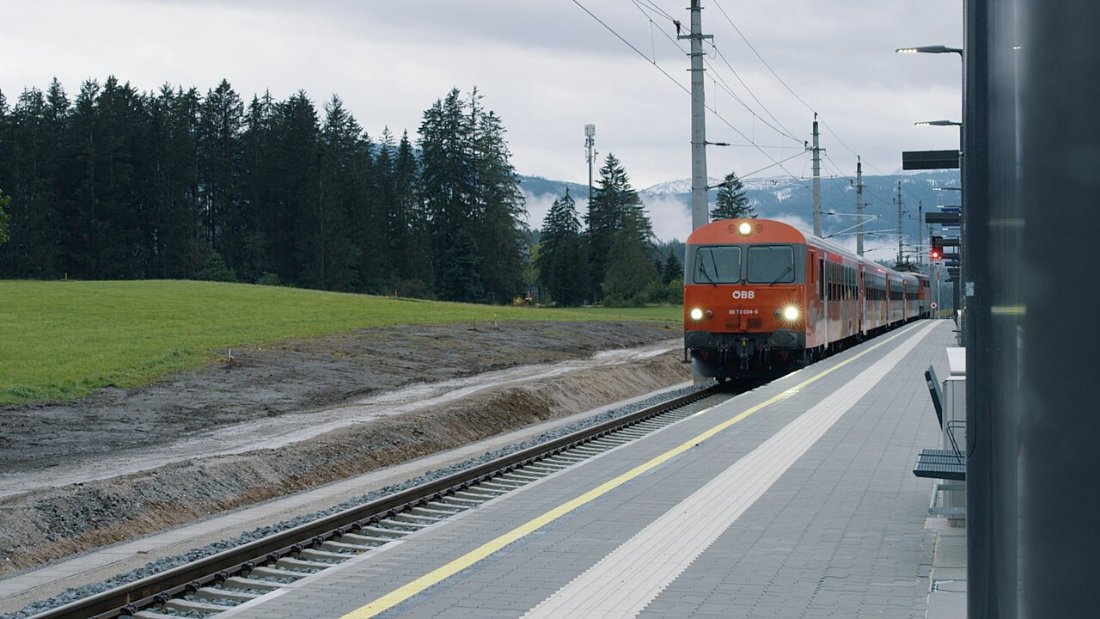 Zug am Bahnsteig am Bahnhof Bad Mitterndorf