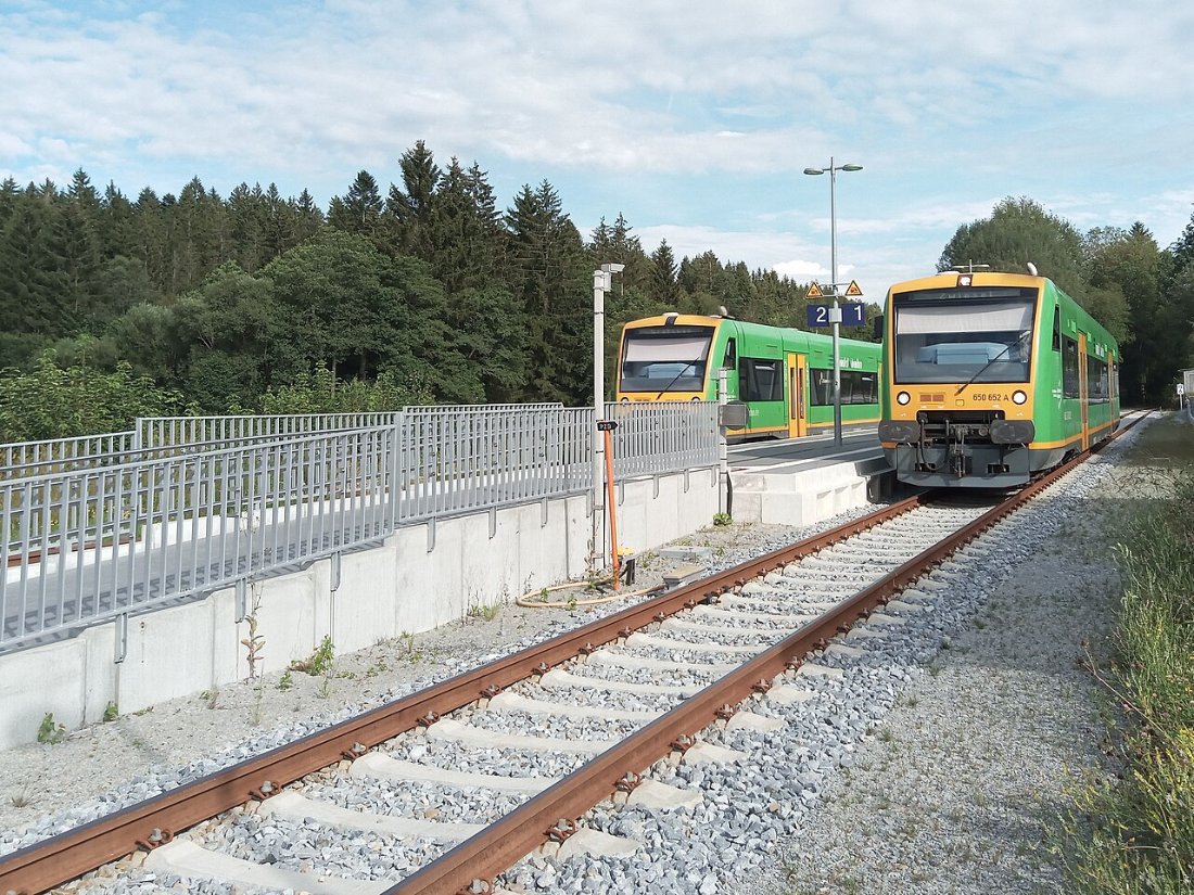 Bahnhof Spiegelau Bahnsteig mit Zug