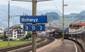Bahnsteig und Zug im Bahnhof Schwyz (2015)