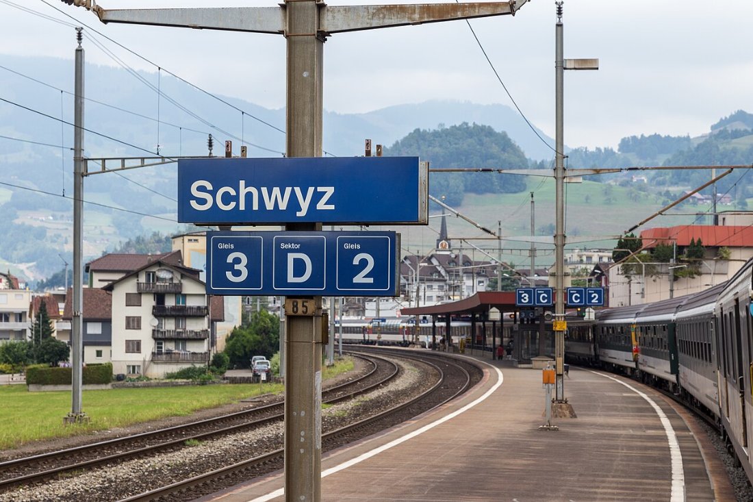 Bahnsteig und Zug im Bahnhof Schwyz (2015)