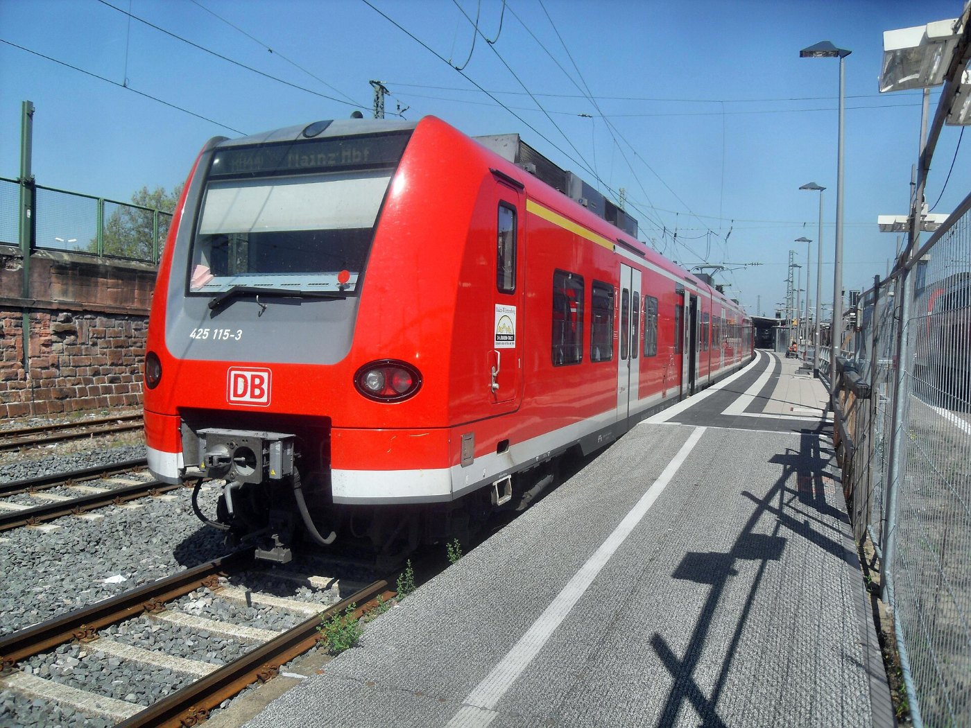 Wormser Hauptbahnhof auf Bahnsteig zu Gleis 5 Richtung Mainz (RB 425 115