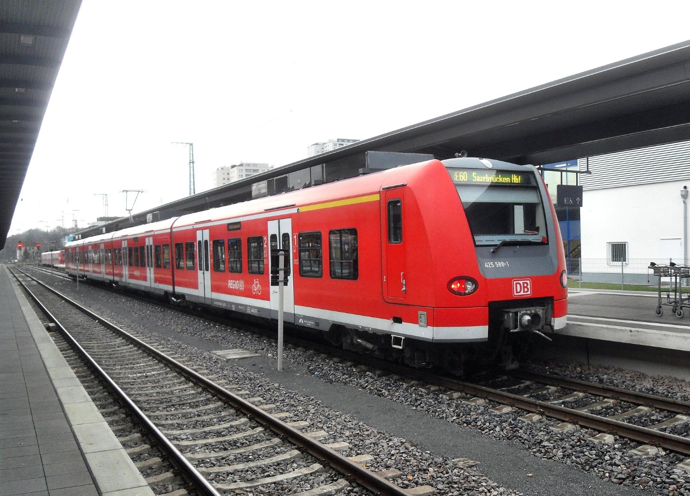 Kaiserslauterner Hauptbahnhof auf Bahnsteig zu Gleis 5 Richtung Ludwigsh