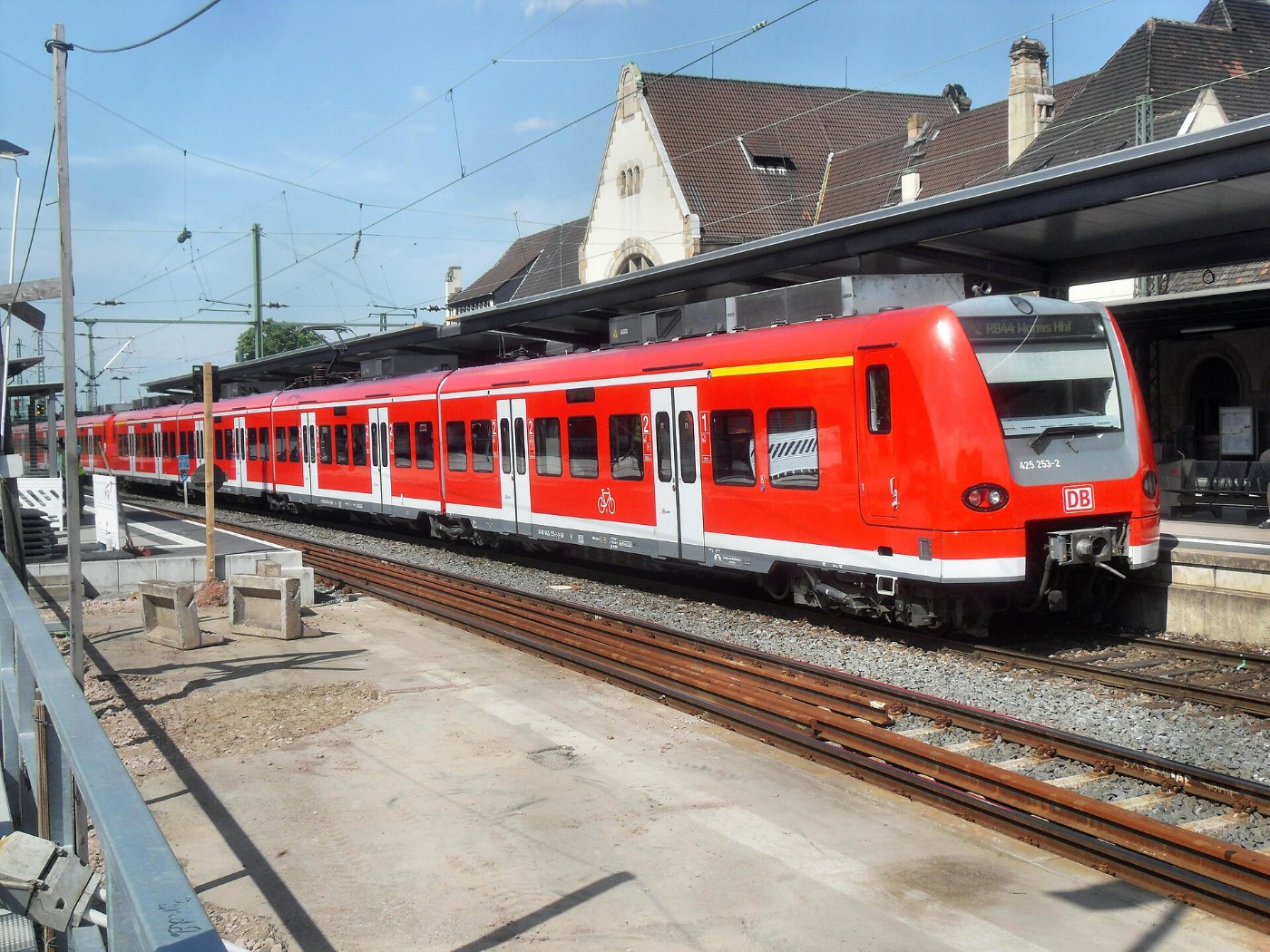 Wormser Hauptbahnhof auf Bahnsteig zu Gleis 5 Richtung Mainz (RB 425 253