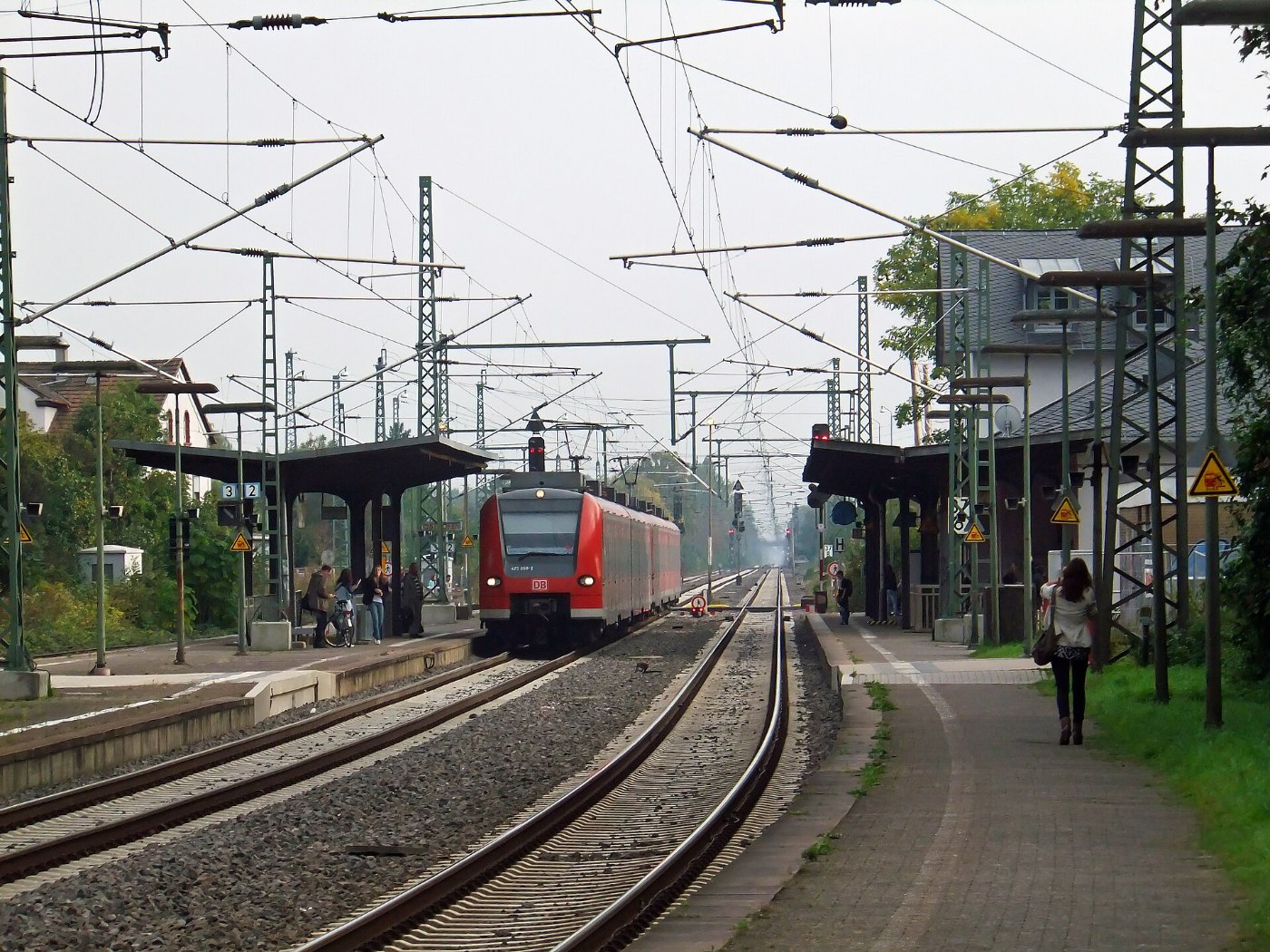 Osthofener Bahnhof auf Bahnsteig zu Gleis 1 Richtung Worms (RB mit DB Ba