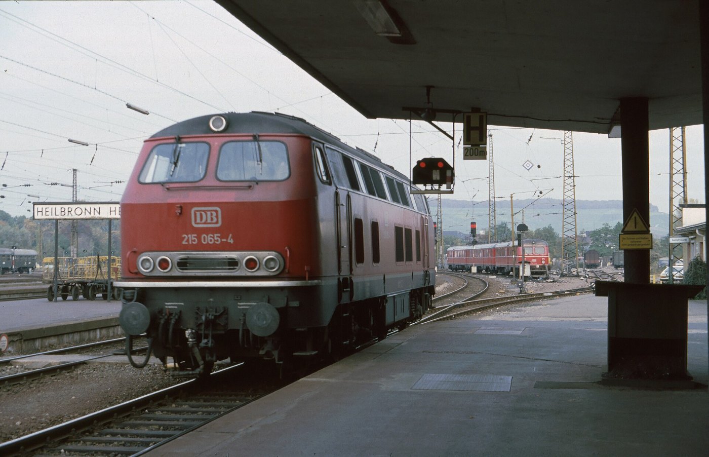 Heilbronn Lok 215 065 Bahnsteig elTw Baureihe 425 Gleissperrsignal LABW 