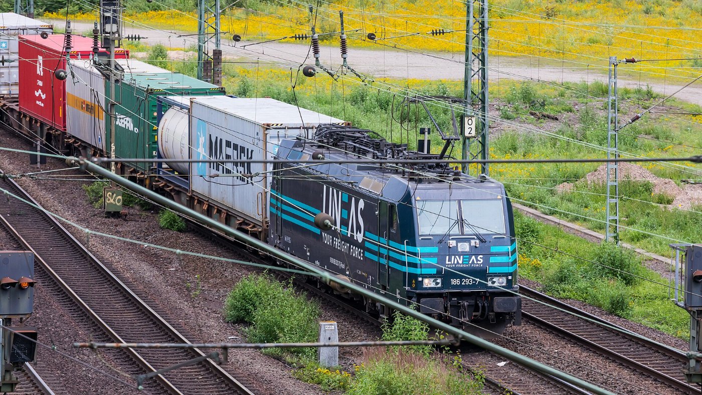 Güterzug mit Railpool Lokomotive, Lineas Lackierung, Köln 6678