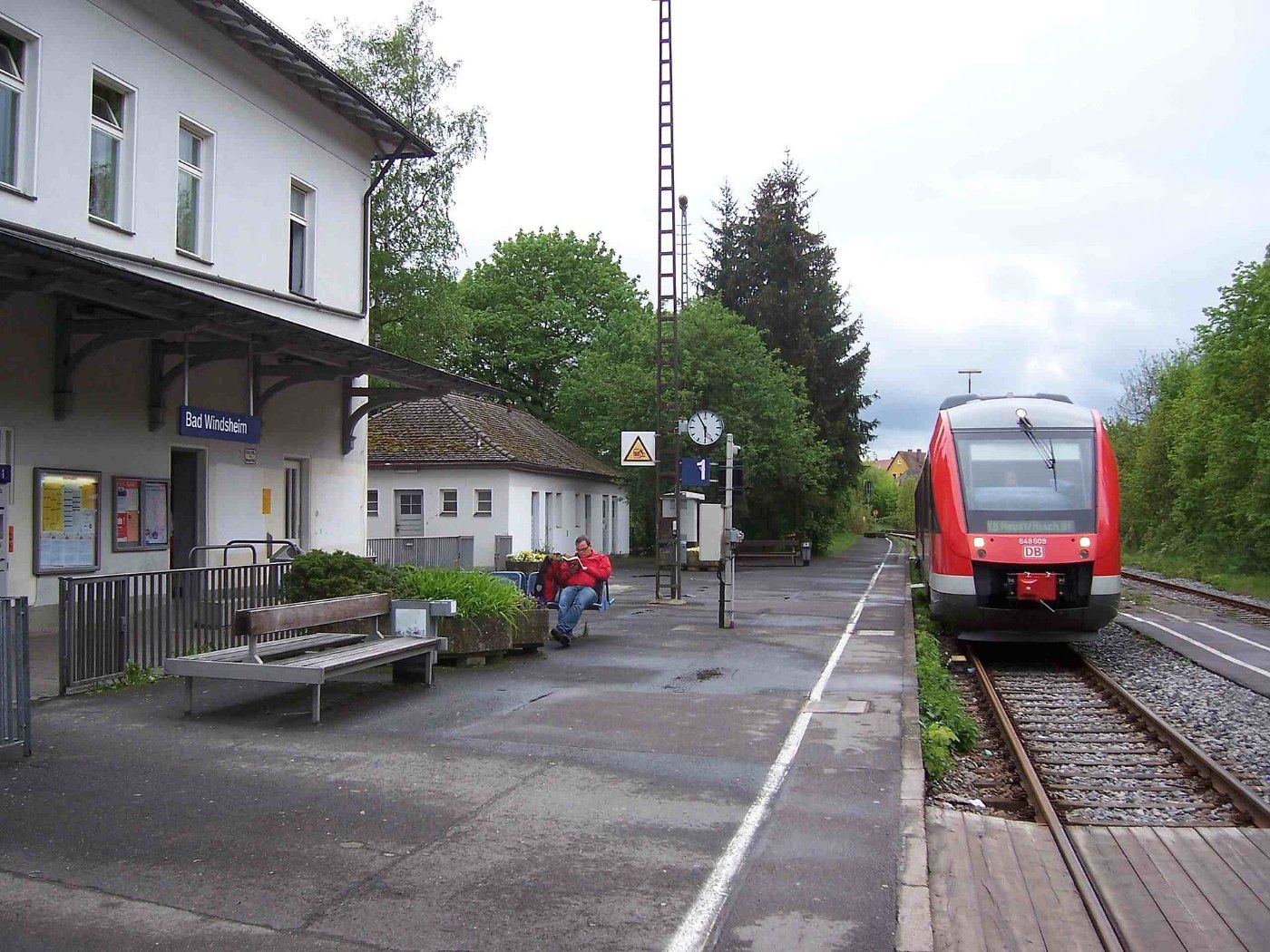 Bad Windsheim (Mittelfranken), Bahnhof (Bahnsteig 1 mit einfahrendem Zug