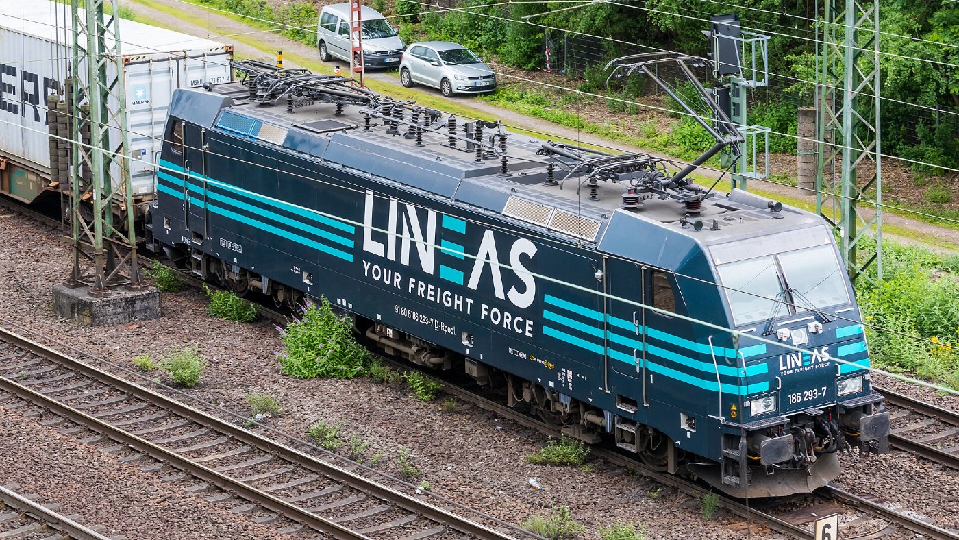 Güterzug mit Railpool Lokomotive, Lineas Lackierung, Köln 6680