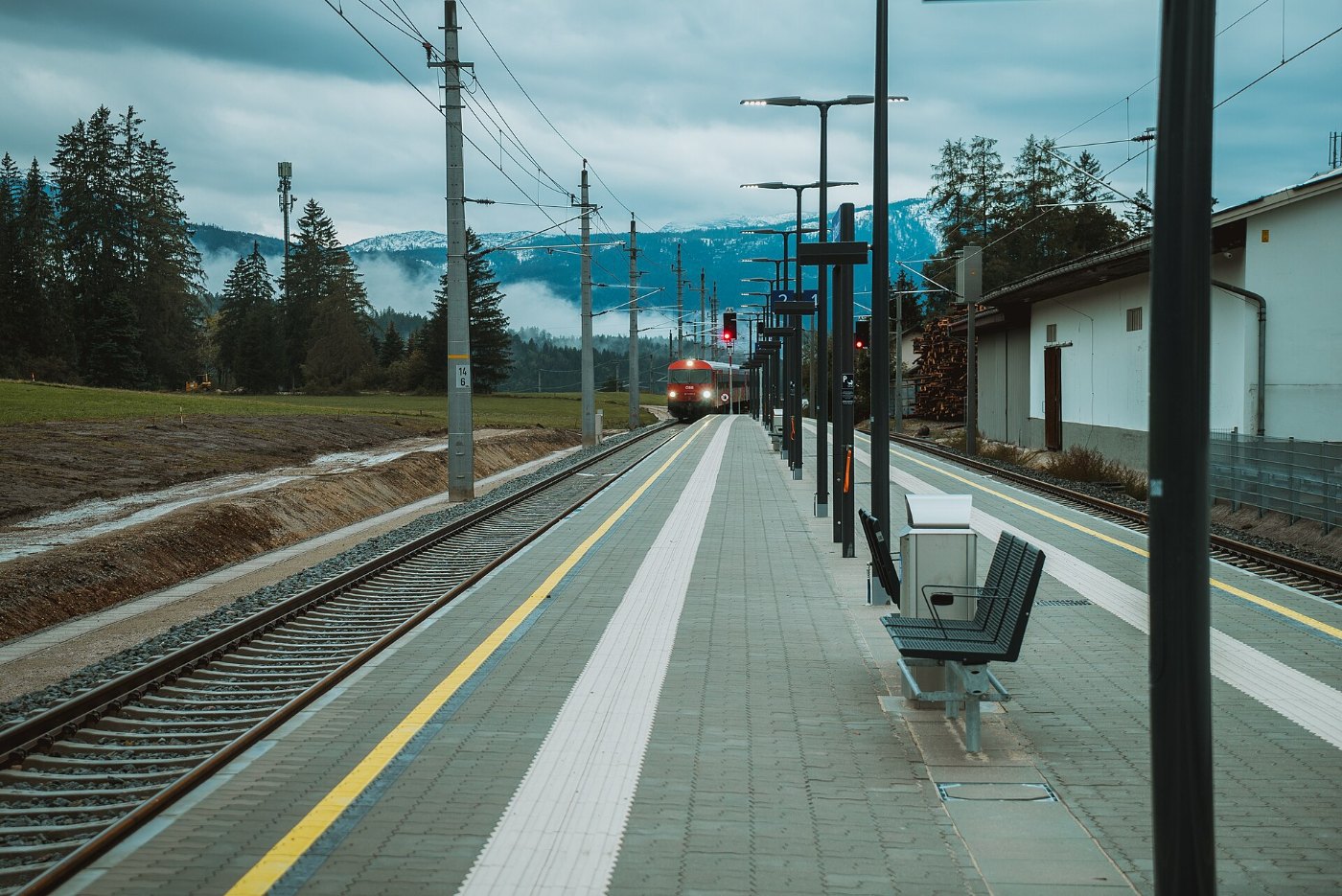 Bahnhof Bad Mitterndorf einfahrender Zug Bahnsteig 1