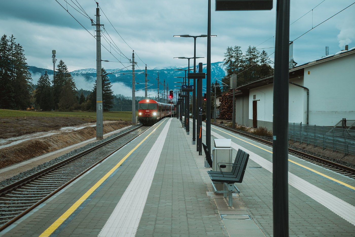 Bahnhof Bad Mitterndorf einfahrender Zug Bahnsteig 2