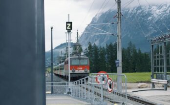 Einfahrender Zug Bahnsteig Bahnhof Bad Mitterndorf