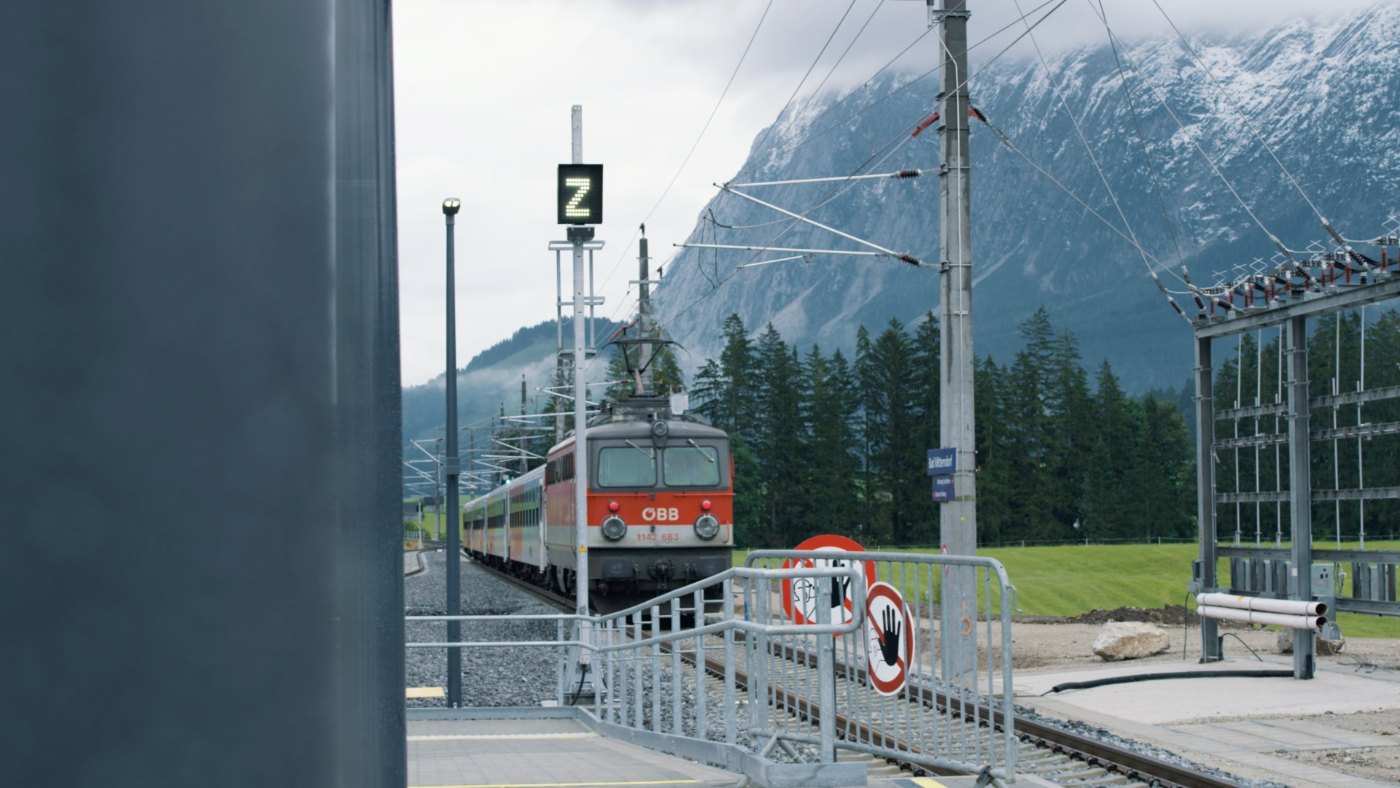 Einfahrender Zug Bahnsteig Bahnhof Bad Mitterndorf