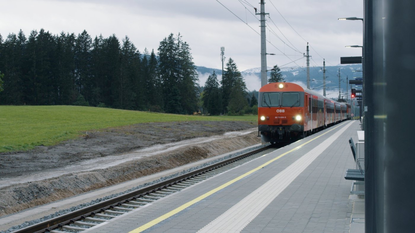 Zug am Bahnsteig am Bahnhof Bad Mitterndorf