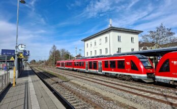 Bahnhof Illertissen mit Zug und Bahnsteig 3