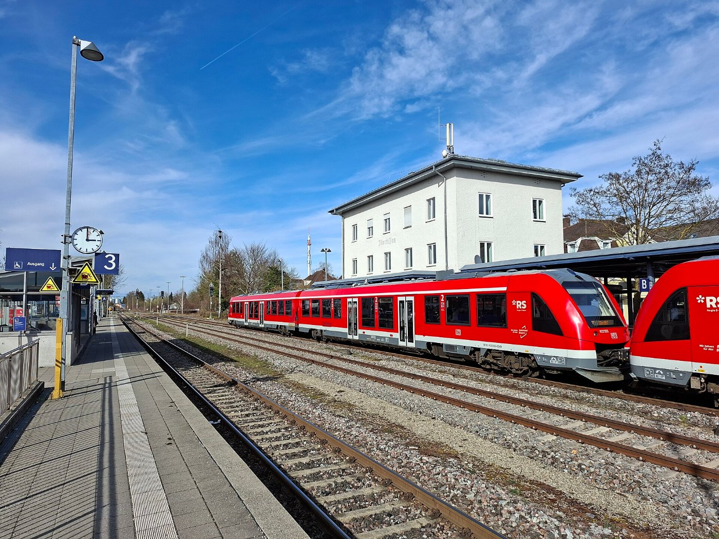 Bahnhof Illertissen mit Zug und Bahnsteig 3
