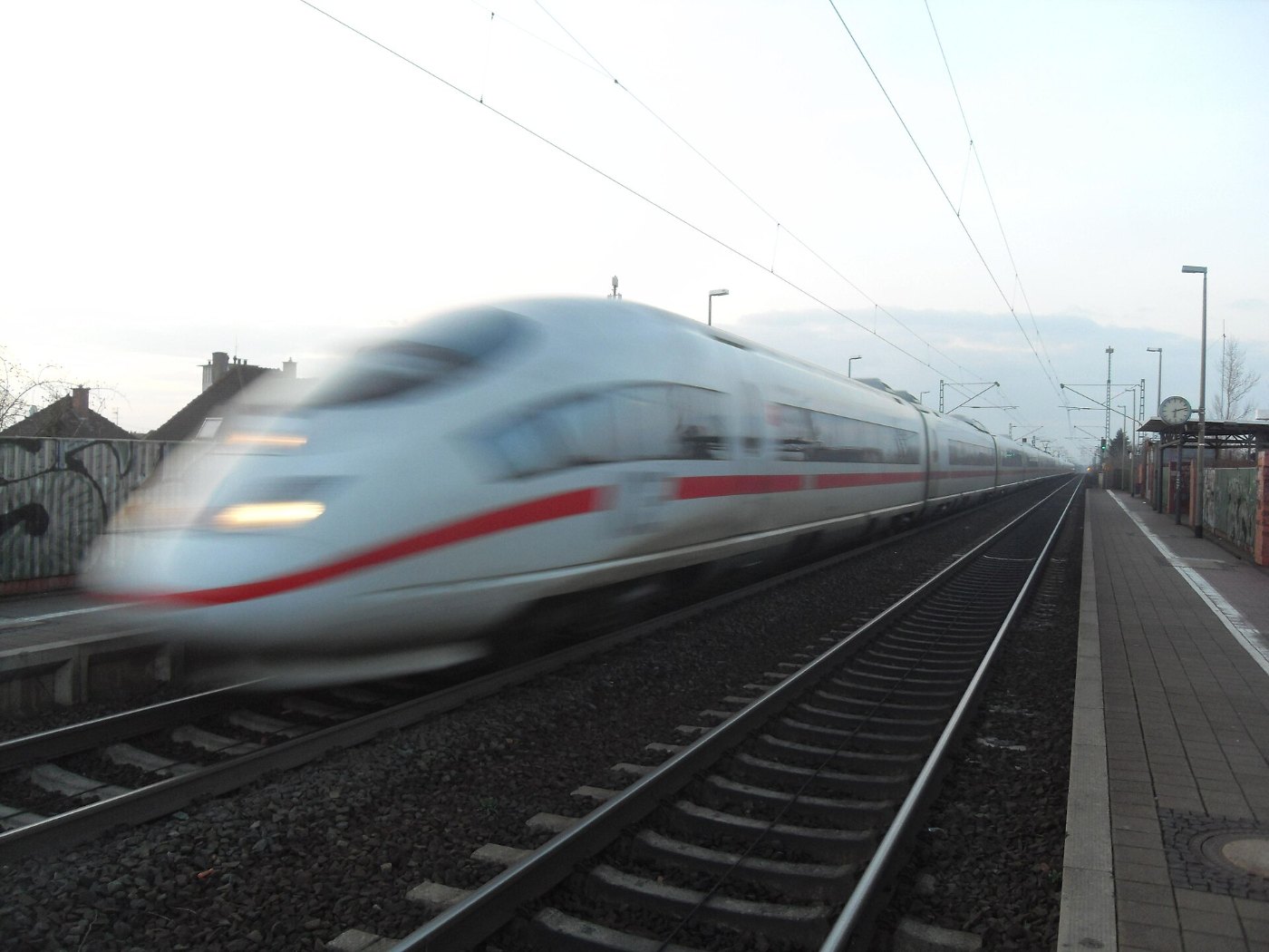 Bürstädter Bahnhof oben auf Bahnsteig zu Gleis 2 Richtung Frankfurt am M