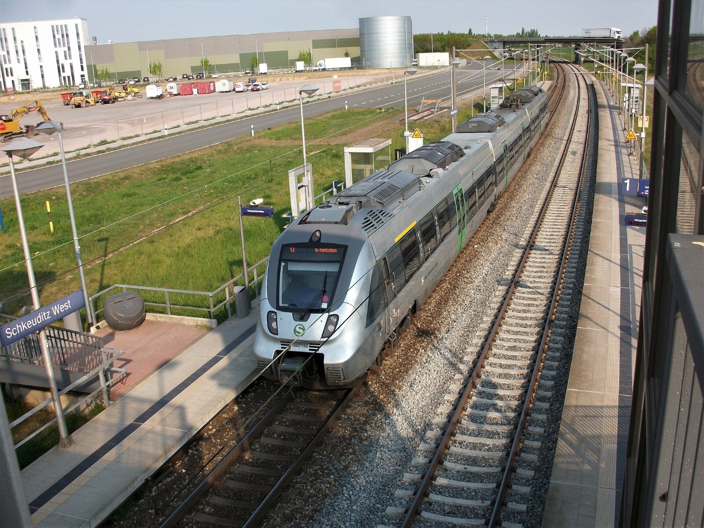Haltepunkt Schkeuditz West mit S Bahn Mitteldeutschland (2)