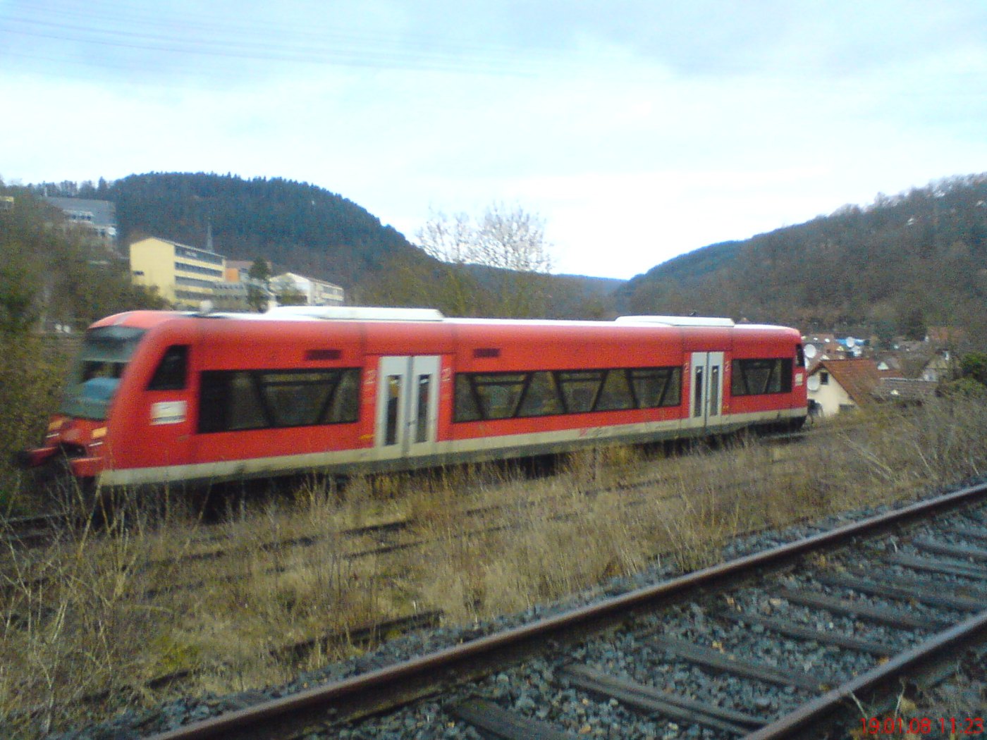 Zug der nagoldtalbahn und Gleis der württembergischen Schwarzwaldbahn